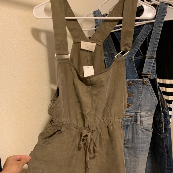 Elastic waist band romper - Picture 2 of 5